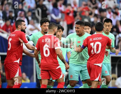 Doha, Qatar. 17 gennaio 2024. I giocatori di entrambe le parti discutono durante la partita del gruppo A tra Cina e Libano alla AFC Asian Cup Qatar 2023 a Doha, in Qatar, 17 gennaio 2024. Crediti: Sun Fanyue/Xinhua/Alamy Live News Foto Stock