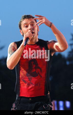 Milano Italia 2003-05-31: Cesare Cremonini, cantante italiano, durante il concerto dal vivo al Festivalbar 2003 Foto Stock