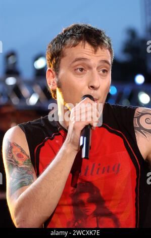 Milano Italia 2003-05-31: Cesare Cremonini, cantante italiano, durante il concerto dal vivo al Festivalbar 2003 Foto Stock