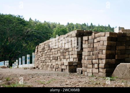 Pila di blocchi di calcestruzzo per la riparazione della costruzione della diga Foto Stock