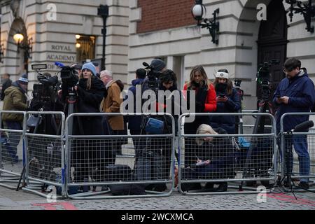 I media riuniti di fronte alla London Clinic, nel centro di Londra, dove la principessa del Galles si sta riprendendo dopo aver subito un intervento addominale di successo, Kensington Palace ha annunciato. Il Palazzo si rifiutò di confermare per cosa Kate fosse stata trattata, ma confermò che la condizione non era cancerosa. Data foto: Mercoledì 17 gennaio 2024. Foto Stock