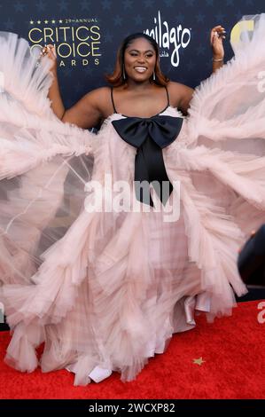 Danielle Brooks bei der Verleihung der 29. Critics Choice Awards im Barker Hangar. Santa Monica, 14.01.2024 *** Danielle Brooks ai Critics Choice Awards 29 al Barker Hangar Santa Monica, 14 01 2024 foto:XJ.xBlocx/xFuturexImagex Critics Choice 4257 Foto Stock