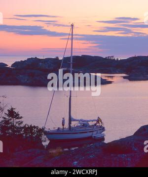 Barca a vela ancorata nell'arcipelago di Stoccolma Foto Stock