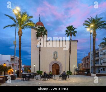 San Miguel de Salinas - in una serata di gennaio la gente si gusta un drink nella pittoresca piazza di San Miguel de Salinas, dominata dal XVIII secolo circa Foto Stock