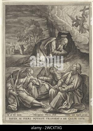 Cristo in Hof van Getsemane, Hieronymus Wierix, dopo Maerten de Vos, 1563 - prima del 1586 stampa Cristo prega alla corte di Getsemane. Un angelo con un calice appare dal cielo. Petrus, Johannes e Jacobus dormono in primo piano. Sullo sfondo, i soldati di Giuda conducono attraverso il cancello. Nel margine una didascalia in latino che si riferisce alla performance. Carta di Anversa che incide la preghiera di Cristo nel Giardino del Getsemani durante la notte Foto Stock