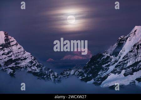 Monte Kangchenjunga: Maestoso terzo picco più alto a 8586 m, piena risalita lunare dal campo alto del picco Mera, un momento mozzafiato sull'Himalaya. In viaggio, Foto Stock