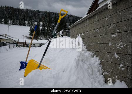 due pale bloccate in un cumulo di neve (rosso-blu). Foto Stock