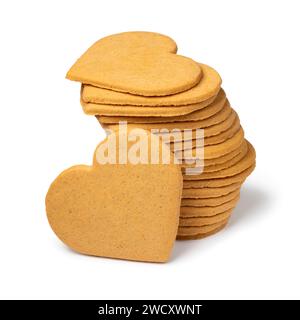 Pila di biscotti dolci fatti in casa a forma di cuore isolati su sfondo bianco Foto Stock