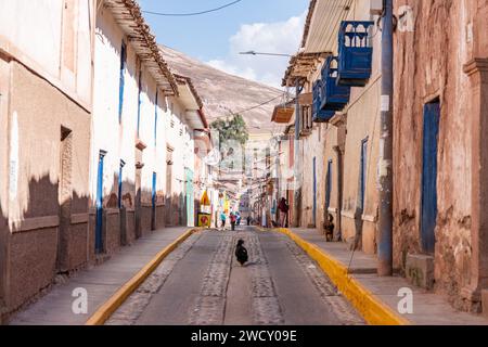 Una strada nel villaggio di Maras in Perù Foto Stock