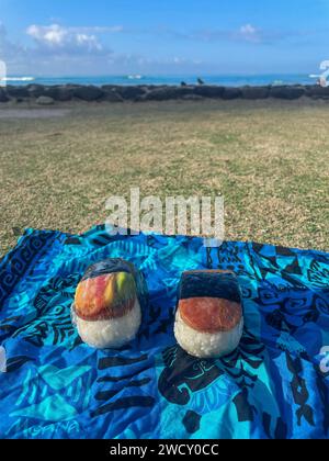 Spamming musubi su una cittadina sulla spiaggia con la spiaggia di Waikiki in lontananza Foto Stock