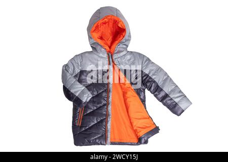 Giacca invernale isolato. Un nero elegante caldo down jacket con rivestimento di colore arancione per i ragazzi isolati su uno sfondo bianco. Usura dei bambini per l'inverno. Foto Stock