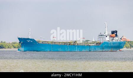 SAMUT PRAKAN, THAILANDIA, DEC 15 2023, petroliera nella foce del fiume Chao Phraya Foto Stock