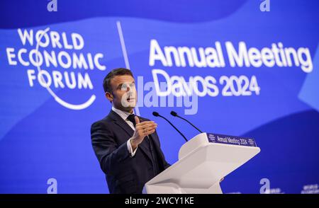 Davos, Svizzera. 17 gennaio 2024. Emmanuel Macron, Presidente della Francia, interviene a un evento del World Economic Forum (WEF). Credito: Hannes P. Albert/dpa/Alamy Live News Foto Stock