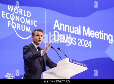 Davos, Svizzera. 17 gennaio 2024. Emmanuel Macron, Presidente della Francia, interviene a un evento del World Economic Forum (WEF). Credito: Hannes P. Albert/dpa/Alamy Live News Foto Stock