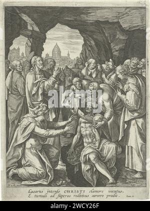 Opwekking di Lazarus, Adriaen Collaert, dopo Maerten de Vos, 1583 - 1588 stampa Lazarus, appena uscito vivo dalla sua tomba, viene distaccato dalla sua famiglia dai panni di sepoltura (Johannes 11: 1-44). La stampa ha una didascalia latina. La stampa fa parte di una serie sulla vita di Cristo. Il riparo di Lazzaro di Anversa viene rimosso Foto Stock