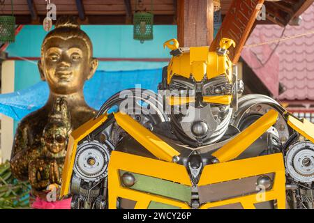 SAMUT SAKHON, THAILANDIA, DEC 03 2023, figura di ferro dell'Autobot Bumblebee (Transformers) nel Tempio buddista Foto Stock