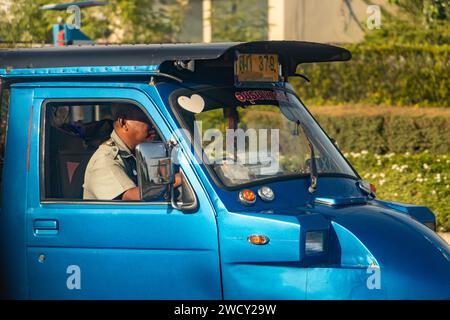 AYUTTHAYA, THAILANDIA, 10 dicembre 2023, Un tradizionale triciclo in taxi (tuk tuk) - giro in risciò per strada Foto Stock