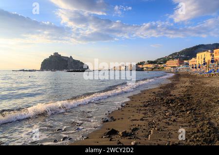 Vista iconica di Ischia in Italia. Spiaggia dei pescatori di Ischia Ponte. Foto Stock