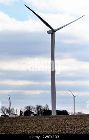 Lee, Illinois, USA. Le turbine eoliche torreggiano sopra una fattoria nell'Illinois settentrionale rurale. Foto Stock