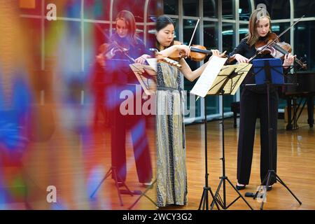 New York, USA. 16 gennaio 2024. Gli artisti della New York Philharmonic si esibiscono durante la cerimonia di lancio del "felice anno nuovo cinese" del 2024 al Consolato generale cinese a New York, il 16 gennaio 2024. Un vibrante arazzo di celebrazioni culturali si dispiegerà negli Stati Uniti orientali a febbraio con l'avvicinarsi del Capodanno lunare cinese. Crediti: Li Rui/Xinhua/Alamy Live News Foto Stock