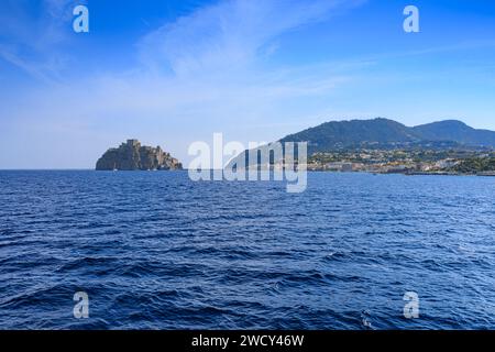 Vista iconica dell'isola di Ischia in Italia. Paesaggio urbano di Ischia Ponte dal mare. Foto Stock