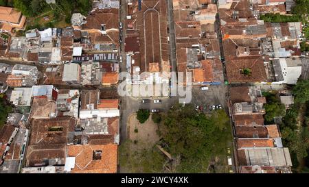 Salgar, Antioquia - Colombia. 26 dicembre 2023. Vista aerea con drone del comune situato nella regione sud-occidentale del dipartimento. Foto Stock