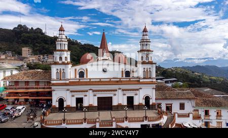 Concordia, Antioquia - Colombia. 26 dicembre 2023. Parrocchia di nostra Signora della Mercedes, è un tempio con due torri e una cupola Foto Stock