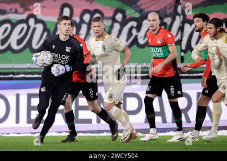 Nijmegen, Paesi Bassi. 17 gennaio 2024. NIJMEGEN, PAESI BASSI - 17 GENNAIO: Il portiere Robin Roefs del NEC corre con la palla, Victor Edvardsen dei Go Ahead Eagles, Bram Nuytinck del NEC durante la partita di TOTO KNVB Cup tra NEC Nijmegen e Go Ahead Eagles a Goffertstadion il 17 gennaio 2024 a Nijmegen, Paesi Bassi. (Foto di Broer van den Boom/Orange Pictures) credito: Orange Pics BV/Alamy Live News Foto Stock