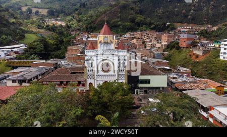 Betulia, Antioquia - Colombia. 27 dicembre 2023. Parrocchia dell'Immacolata Concezione, con la sua architettura imponente e i suoi dintorni pittoreschi Foto Stock