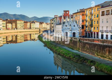 Pisa, skyline dell'Italia sull'Arno con Chiesa di Santa Maria della spina. Foto Stock