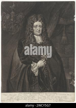 Ritratto van Johann Erasmus Seiffert von Klettenberg, Pieter Schenk (i), dopo Johann Matthäus von Merian, 1698 - 1713 stampa l'avvocato e scrittore tedesco Johann Erasmus Seiffert von Kettenberg, con un medaglione in mano sul quale il ritratto di un uomo. Dietro di lui un armadio con dei libri. Parrucca per incisione in carta Amsterdam. cuscinetto araldico. guarda. ciondolo, trinket, "breloque". libro Foto Stock
