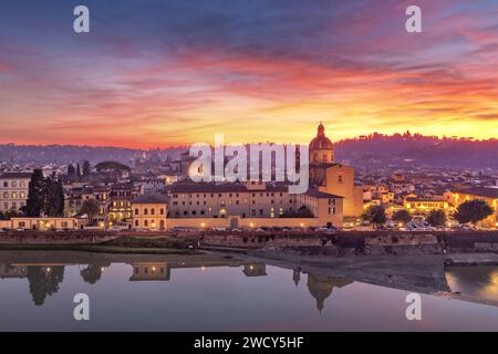 Firenze, Italia con San Frediano a cestello sul fiume Arno al crepuscolo. Foto Stock