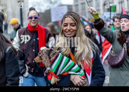 Una giornata mondiale di proteste ha attirato migliaia di persone, compresi i bambini, che hanno attraversato il centro di Londra per una marcia pro-palestinese, parte di una giornata globale di azione contro la guerra più lunga e mortale tra Israele e palestinesi in 75 anni. I manifestanti tenevano striscioni, bandiere e cartelli mentre camminavano lungo l'argine del Tamigi a sostegno del popolo palestinese a Gaza. Londra, Regno Unito. Foto Stock