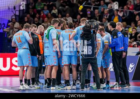 Amburgo, Germania. 17 gennaio 2024. AMBURGO, GERMANIA - 17 GENNAIO: Giocatori olandesi a un timeout durante il Main Round di EHF Euro 2024 tra Danimarca e Paesi Bassi alla Barclays Arena il 17 gennaio 2024 ad Amburgo, Germania. (Foto di Henk Seppen/Orange Pictures) credito: Orange Pics BV/Alamy Live News Foto Stock