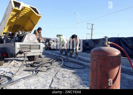 HOSTOMEL, UCRAINA - 17 GENNAIO, 2024 - sono in corso lavori di riparazione sul ponte Hostome, rovinato dall'esercito ucraino, che ha contribuito a fermare l'avanzata e a distruggere una grande colonna di veicoli blindati russi che tentavano di raggiungere la capitale Ucraina durante la battaglia di Kiev nel febbraio 2022, Hostomel, regione di Kiev, Ucraina settentrionale. Il traffico è stato parzialmente ripreso lungo il ponte lungo 134 metri che attraversa il fiume Irpin alla periferia di Hostomel che collega Bucha e Kiev. Foto Stock