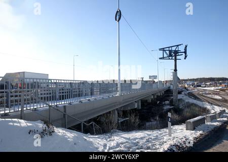 HOSTOMEL, UCRAINA - 17 GENNAIO, 2024 - sono in corso lavori di riparazione sul ponte Hostome, rovinato dall'esercito ucraino, che ha contribuito a fermare l'avanzata e a distruggere una grande colonna di veicoli blindati russi che tentavano di raggiungere la capitale Ucraina durante la battaglia di Kiev nel febbraio 2022, Hostomel, regione di Kiev, Ucraina settentrionale. Il traffico è stato parzialmente ripreso lungo il ponte lungo 134 metri che attraversa il fiume Irpin alla periferia di Hostomel che collega Bucha e Kiev. Foto Stock