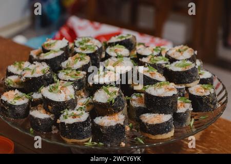 sushi salmone fritto servito sul tavolo Foto Stock