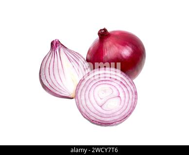 Cipolla. Cipolle intere e tagliate isolate su sfondo bianco. Profondità di campo completa. Foto Stock