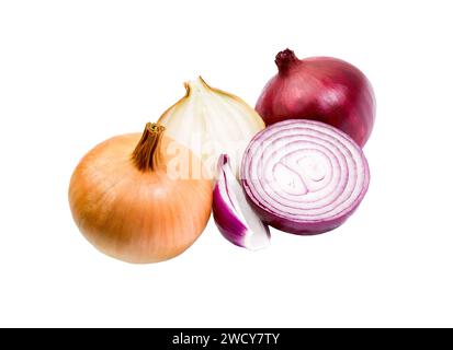 Cipolla. Cipolle intere e tagliate isolate su sfondo bianco. Profondità di campo completa. Foto Stock