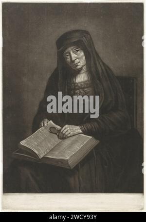Vecchia donna con Bibbia in braccio, forse la madre di Rembrandt, Pieter Louw, dopo Rembrandt van Rijn, 1743 - 1800 stampa di Amsterdam velo di carta. lettura. Leggere la Bibbia o altri libri religiosi. vecchia donna Foto Stock