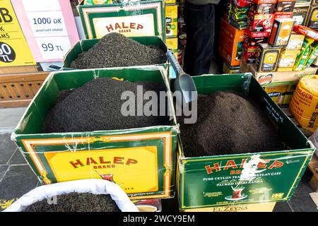 Chai heap turco, base chai essiccata venduta per strada a Diyarbakir, Turchia Foto Stock