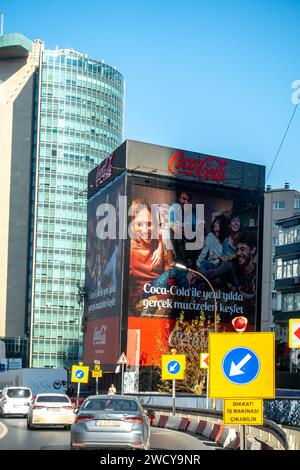 Pubblicità esterna turca Coca-cola, cartellone pubblicitario poligonale fuori porta a Sisli Istanbul turchia Foto Stock