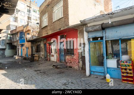 Vecchi edifici malandati nella storica città vecchia di Diyarbakir in Turchia Foto Stock