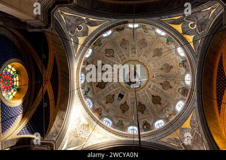 Soffitto interno della chiesa greco-ortodossa Hagia Triada. Chiesa greco-ortodossa a Istanbul in Turchia Foto Stock