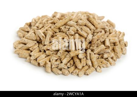 cumulo di pellet di legno isolati su bianco Foto Stock