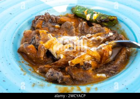 Kebab di carne di manzo con yogurt e aglio serviti al ristorante Skyfire Izmir Turkey Foto Stock