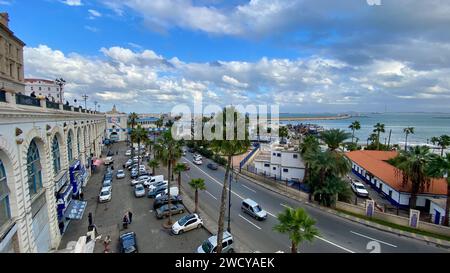 Paesaggio urbano di Algeri, lato coloniale francese della città di Algeri in Algeria. La città moderna ha molti edifici di vecchio tipo francese Foto Stock