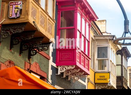 Architettura colorata del quartiere Konak a Smirne in Turchia Foto Stock