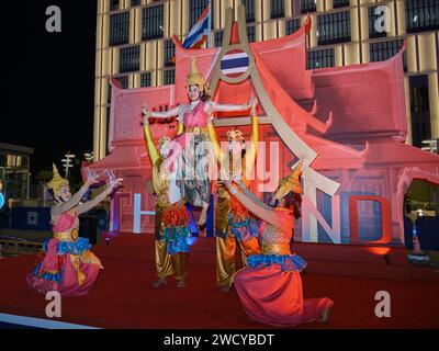 Lusail Boulevard, Lusail City, Qatar mostra la sfilata Hello Asia dei paesi partecipanti alla Coppa asiatica AFC 2023 . Danza folcloristica tailandese Foto Stock