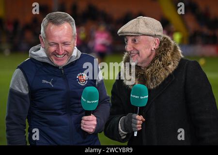 Neil Critchley manager di Blackpool e ITV pundit ed ex manager di Blackpool Ian Holloway condividono uno scherzo durante l'intervista pre-partita davanti all'Emirates fa Cup Third Round Replay Match Blackpool vs Nottingham Forest a Bloomfield Road, Blackpool, Regno Unito, 17 gennaio 2024 (foto di Craig Thomas/News Images) Foto Stock